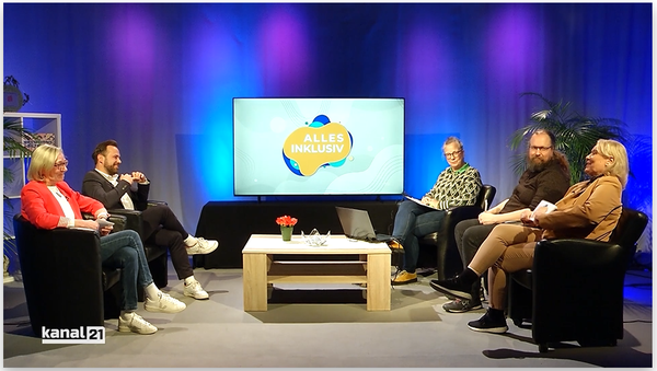 5 Menschen sitzen in einer Talkrunde zusammen.